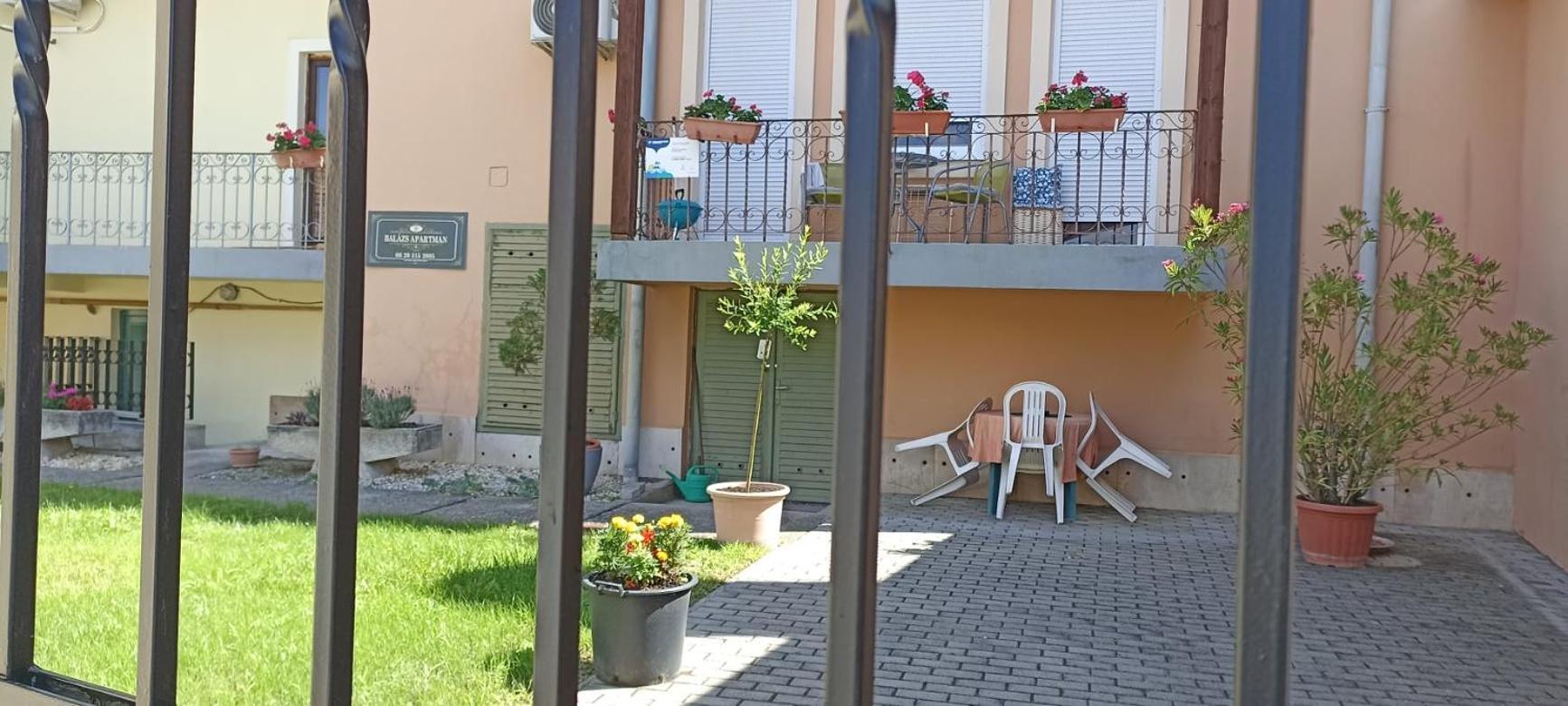 Balazs Apartman Егер Стая снимка