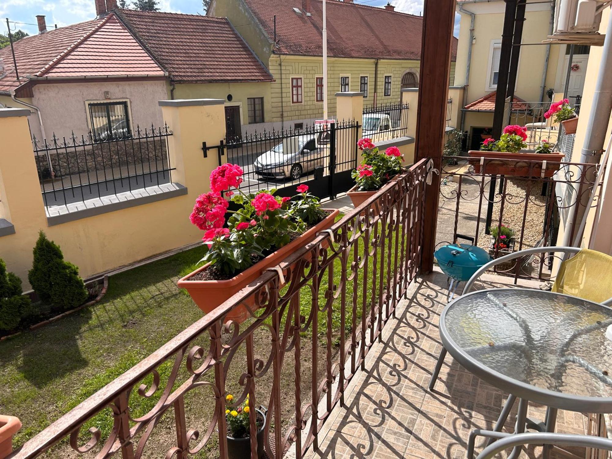 Balazs Apartman Егер Стая снимка